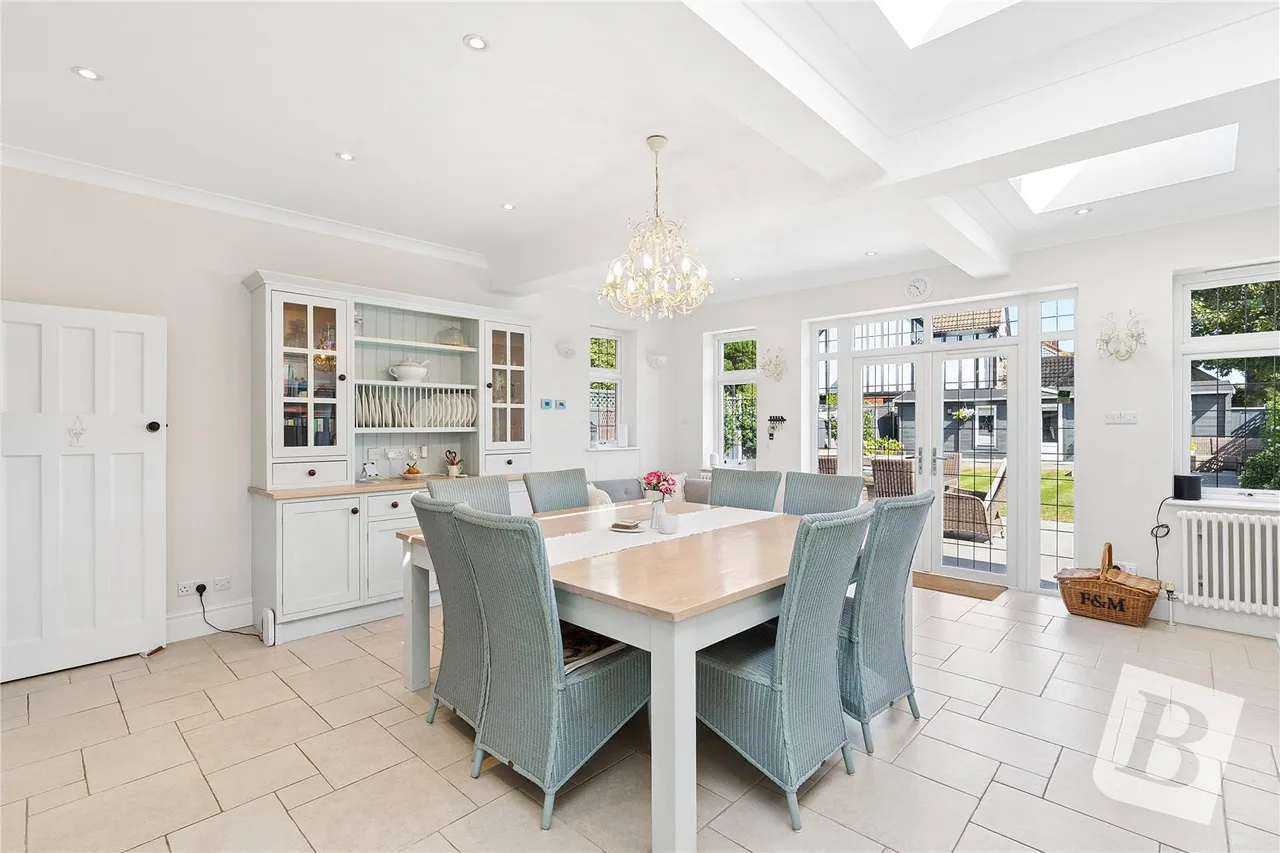 Deyncourt Gardens, Upminster, RM14, photo 3