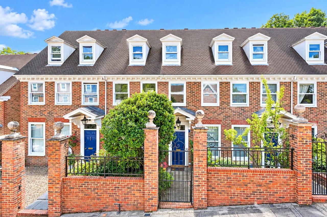 4 bed house for sale, Tamerton Square, Woking, GU22