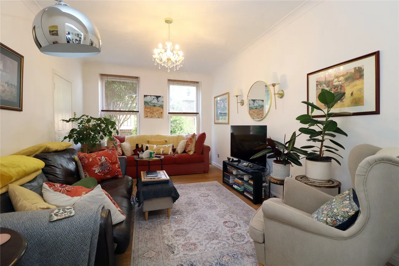 Tamerton Square, Woking, GU22, photo 2