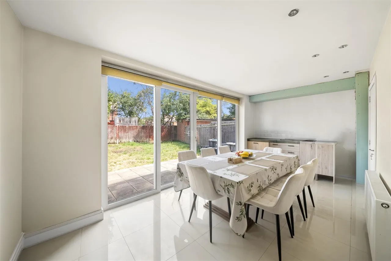 Rushdene Crescent, Northolt, photo 5
