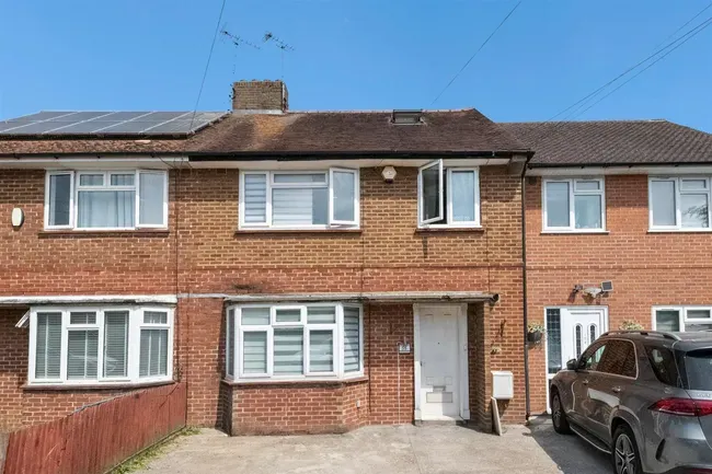4 bed house for sale — Rushdene Crescent, Northolt
