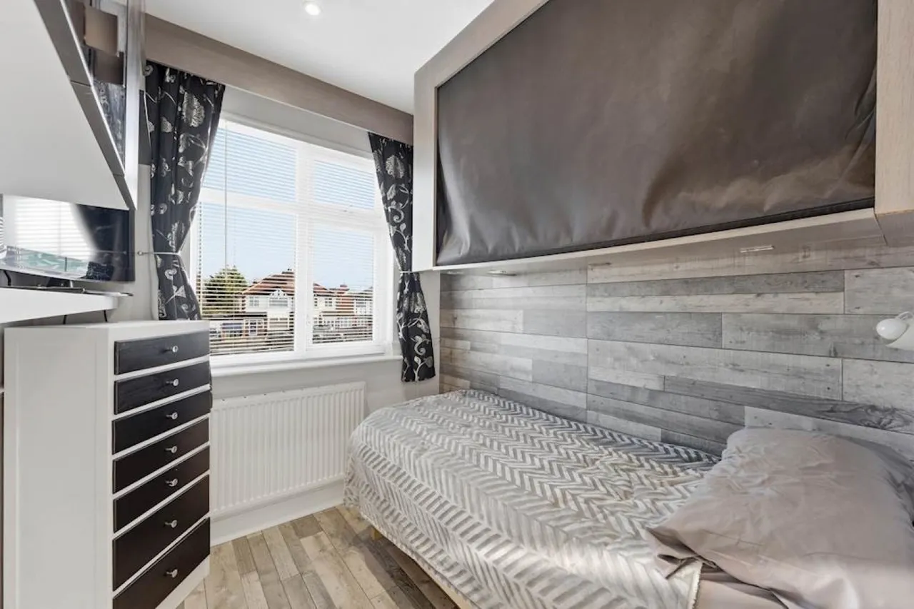 Tolworth Rise North, Surbiton, photo 11