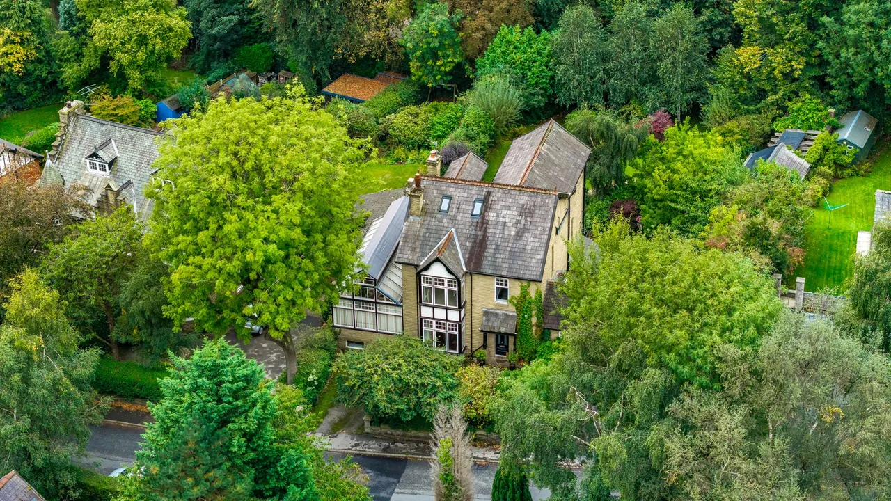 6 bed house for sale, Glossop