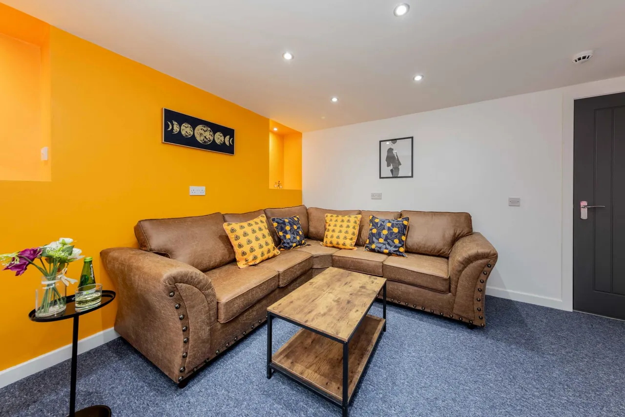 Oldham Road, Failsworth, M35, photo 8