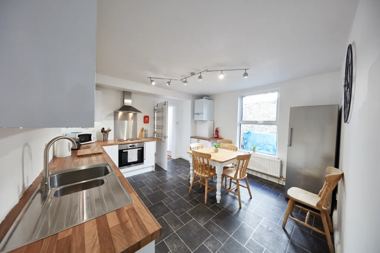 5 bed house to rent, May Terrace, St. Judes, PL4