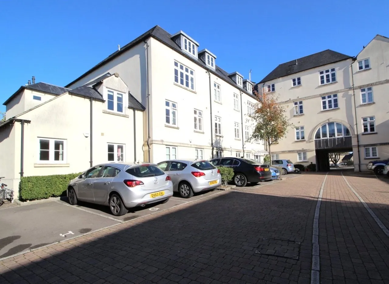 2 bed flat for sale, West Way, Cirencester, GL7