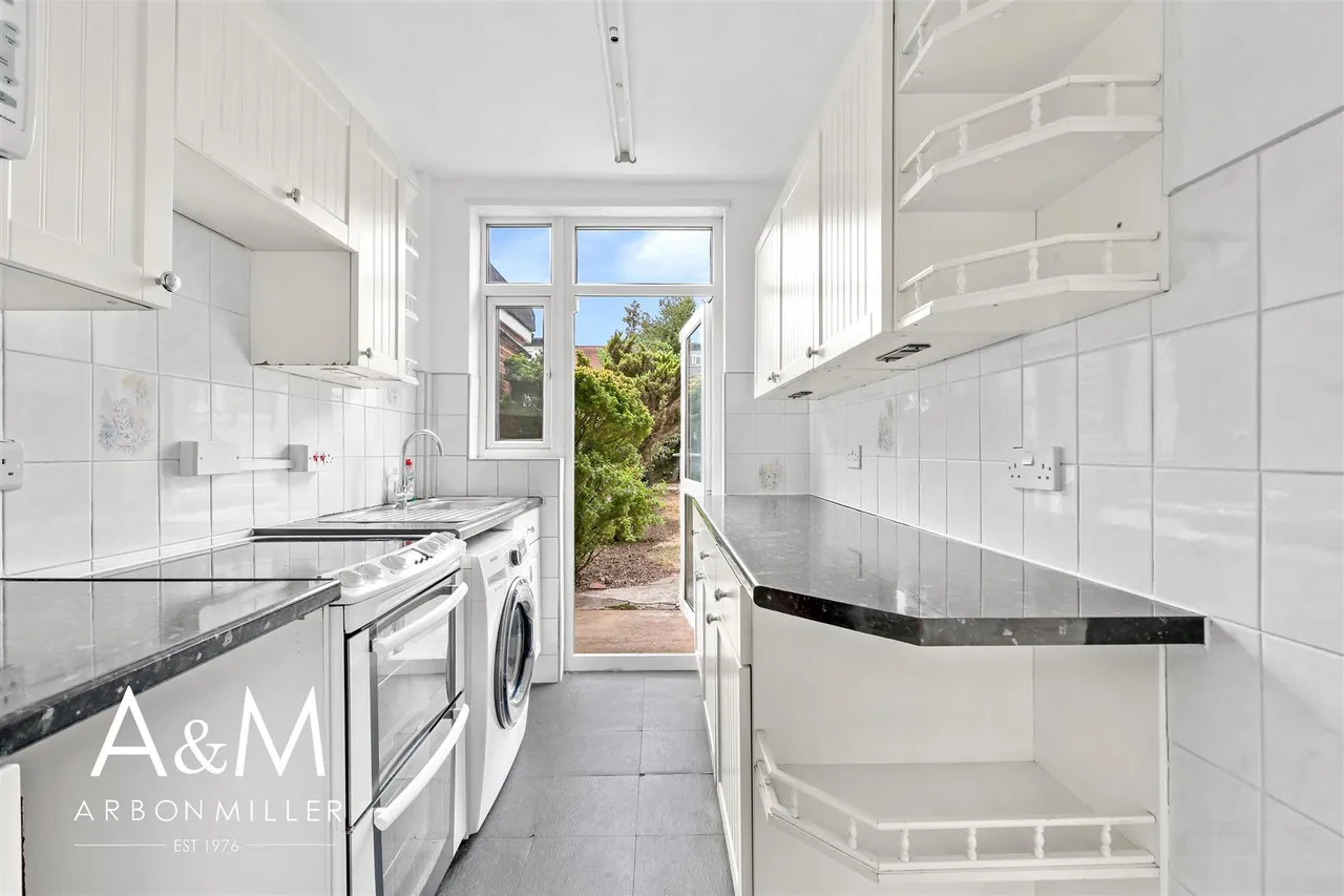 Heybridge Drive, Barkingside, Essex, Ilford, IG61PE, photo 5