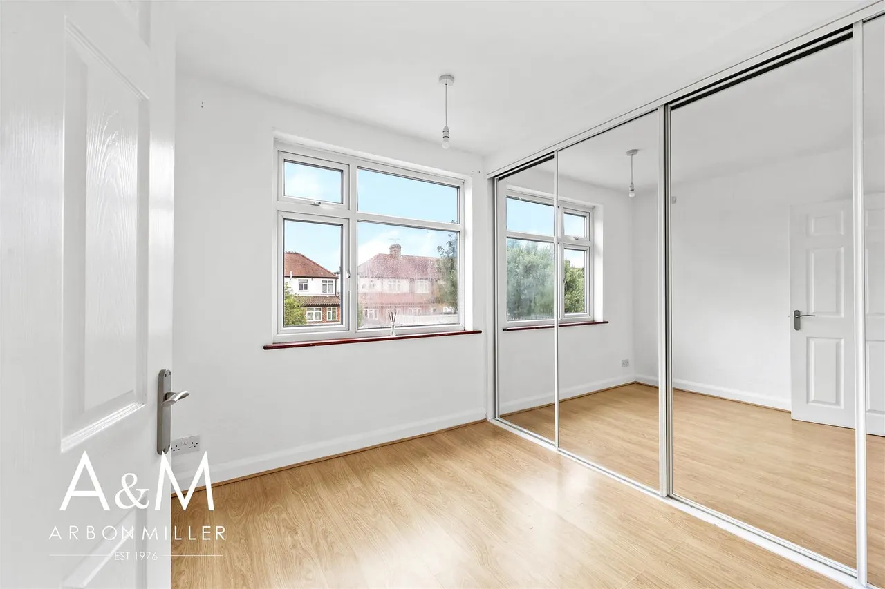Heybridge Drive, Barkingside, Essex, Ilford, IG61PE, photo 14