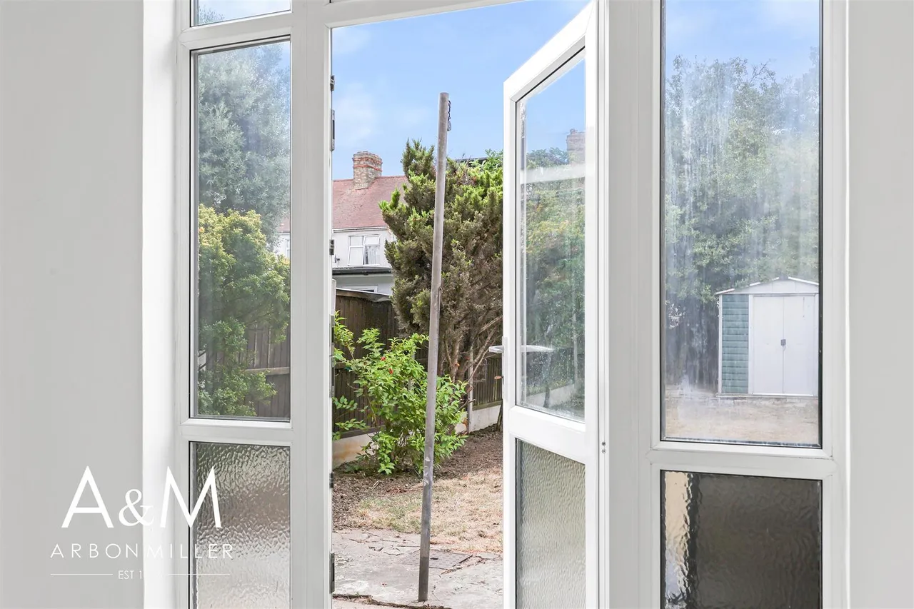 Heybridge Drive, Barkingside, Essex, Ilford, IG61PE, photo 11