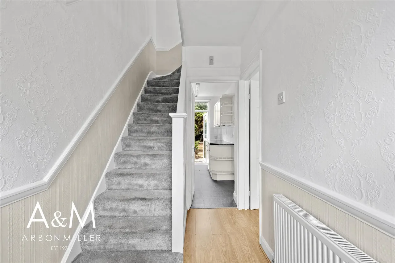 Heybridge Drive, Barkingside, Essex, Ilford, IG61PE, photo 3