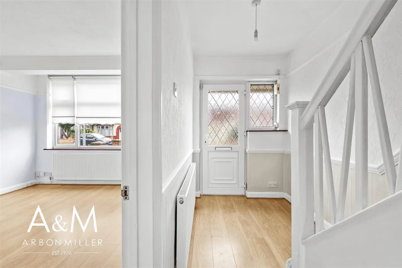 Heybridge Drive, Barkingside, Essex, Ilford, IG61PE, photo 4