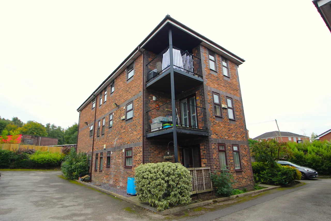 1 bed flat for sale — Carrbrook Drive, Royton, OL2