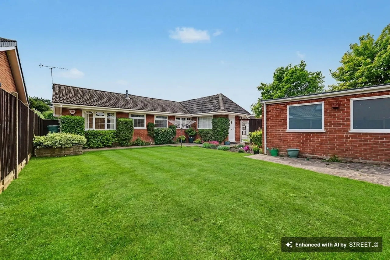 The Yews, Oadby, LE2, photo 24