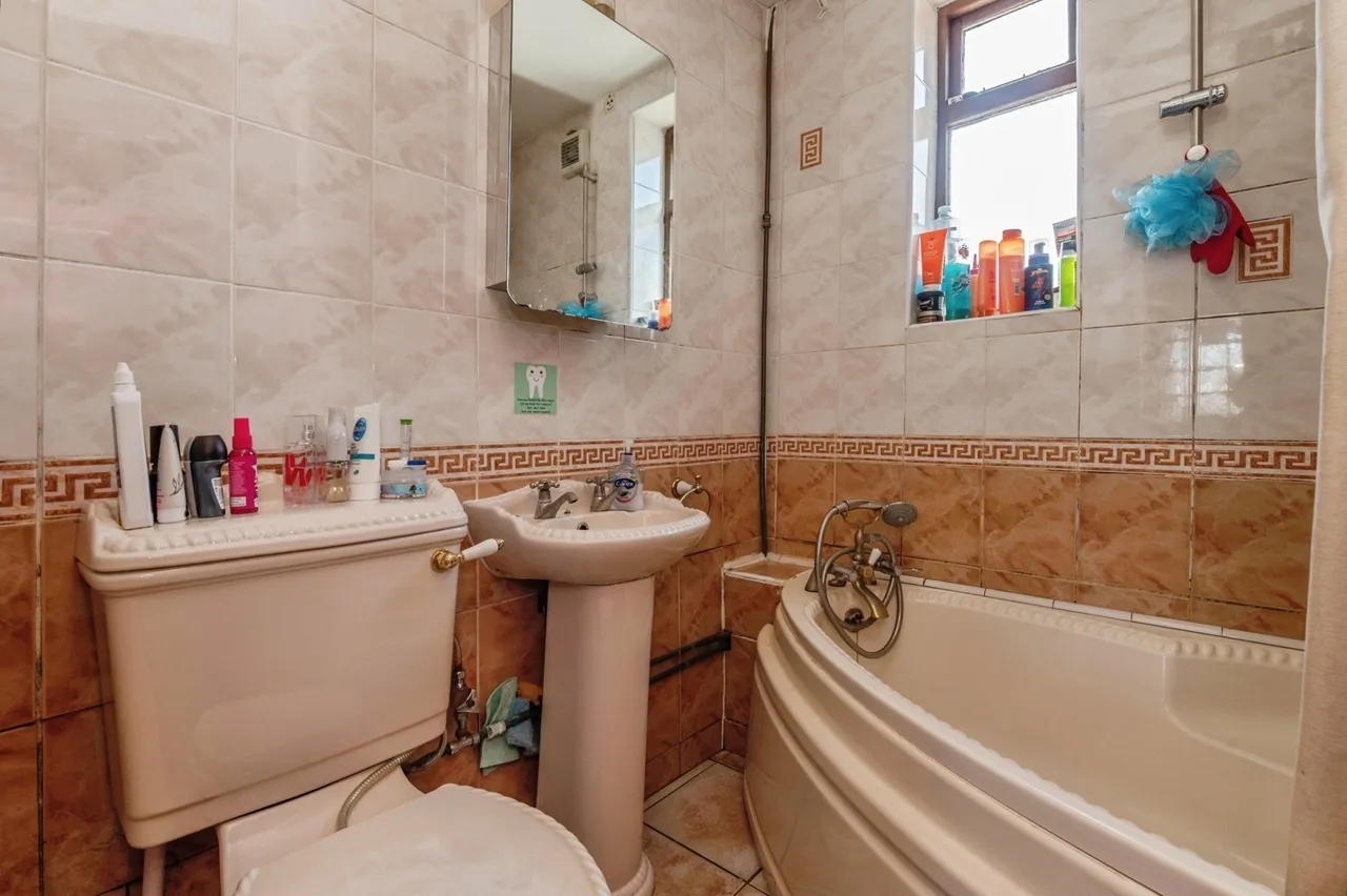 Handel Crescent, Tilbury, Essex, RM18, photo 10