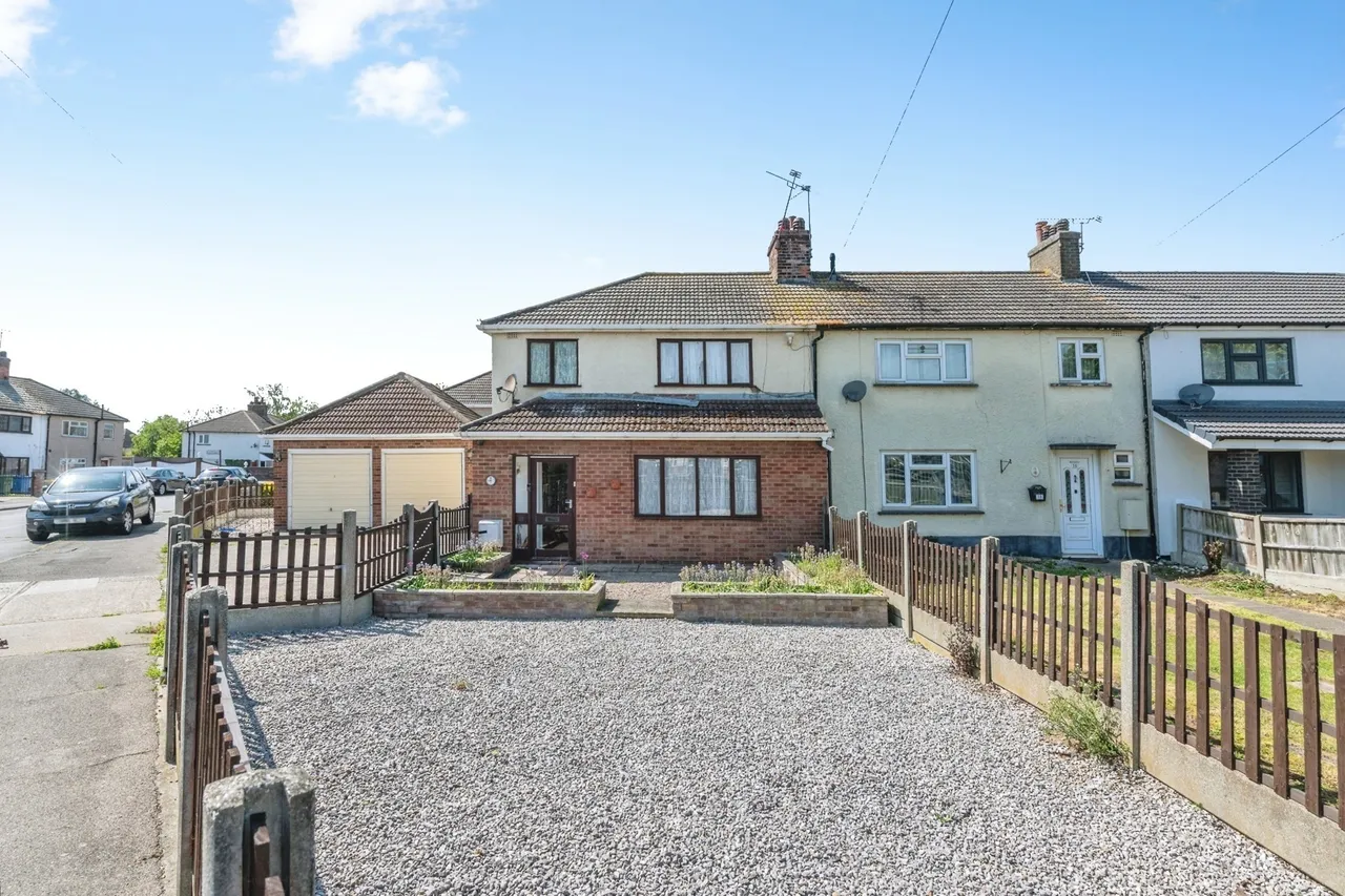 3 bed house for sale — Handel Crescent, Tilbury, Essex, RM18
