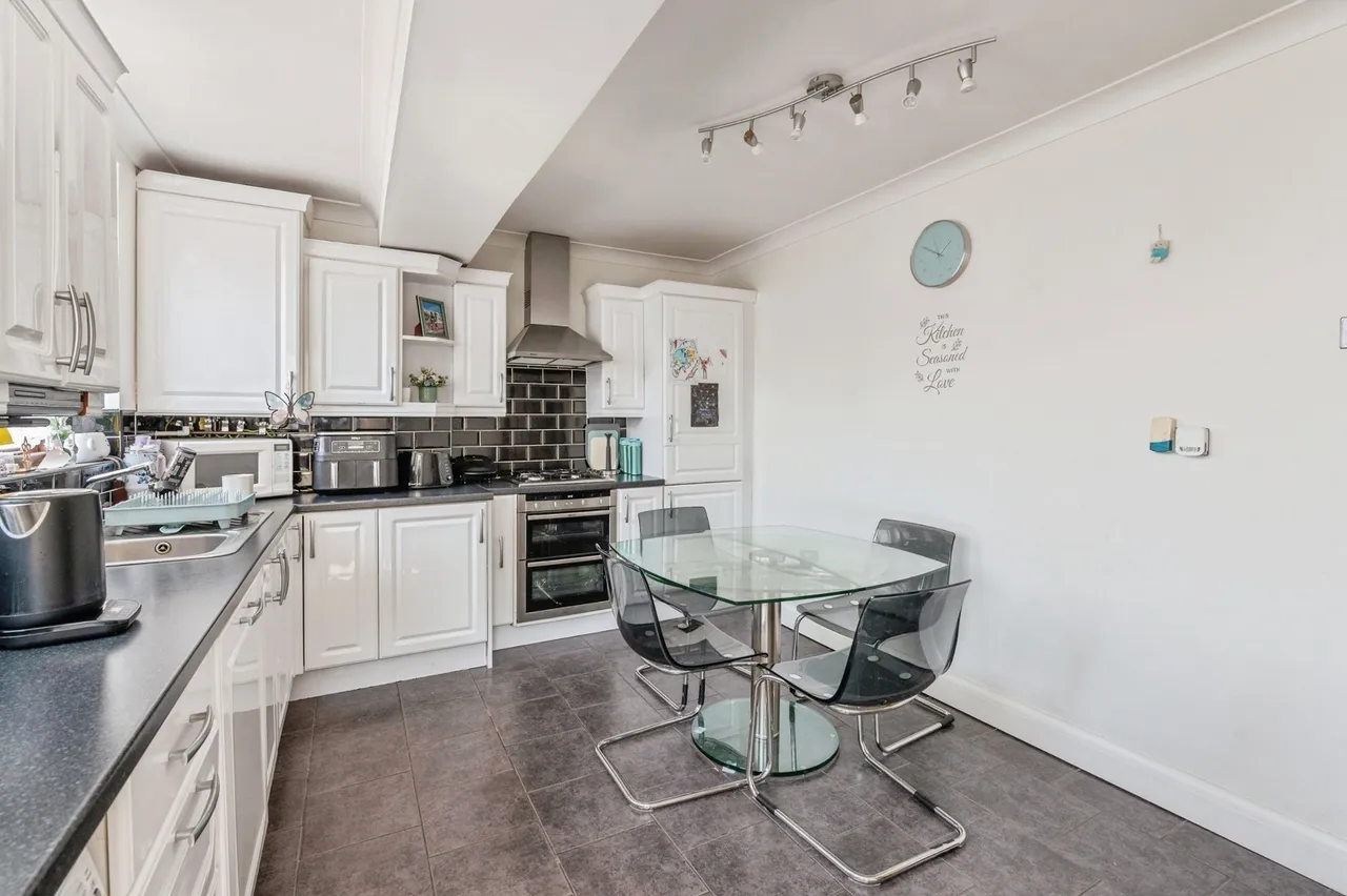 Handel Crescent, Tilbury, Essex, RM18, photo 8