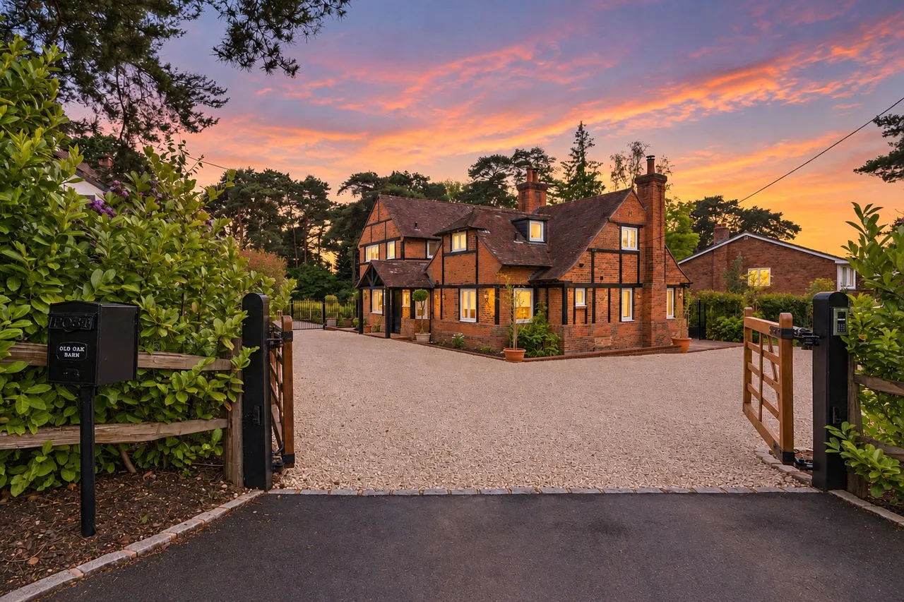 4 bed house for sale, The Ridgeway, Lightwater, GU18