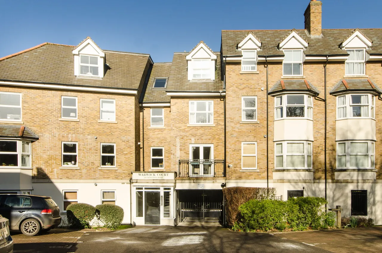 2 bed flat to rent, London, SW19