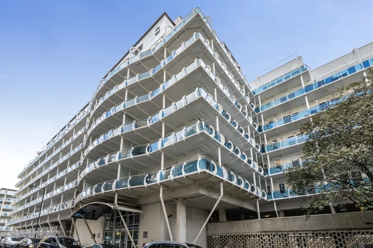 2 bed flat to rent — Lyon Road London HA1
