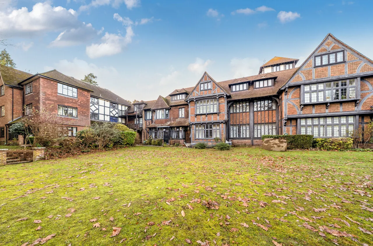 2 bed flat for sale — Branksome Park Road, Camberley, Surrey, GU15 2AE