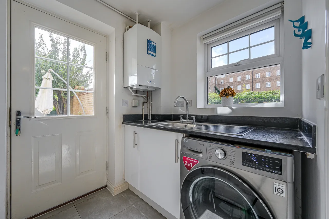 2 Hawksmoor Grove, Bromley, photo 5