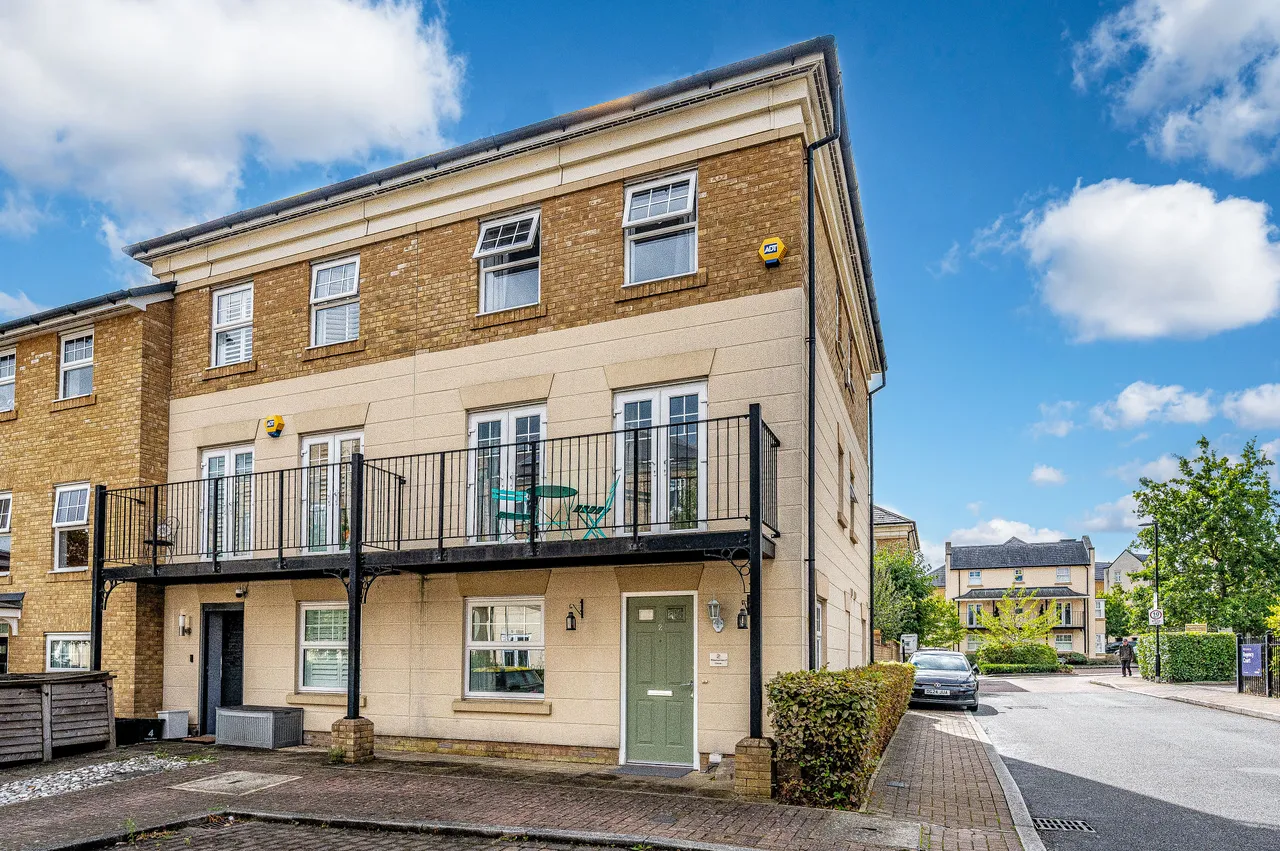 4 bed house for sale — 2 Hawksmoor Grove, Bromley