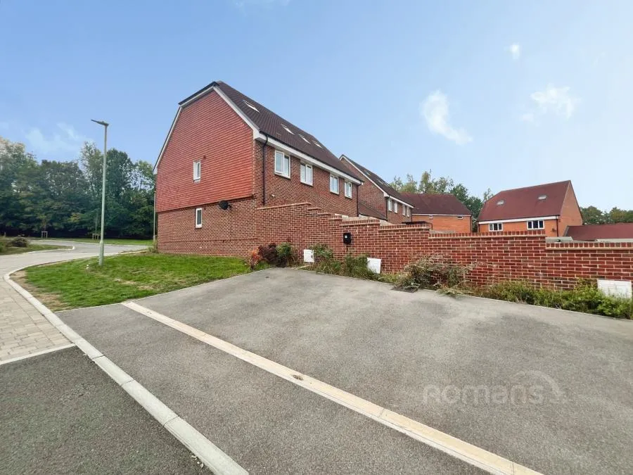 Barron Road, Tongham, GU10, photo 2