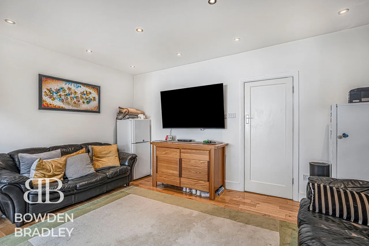 Stradbroke Grove, Clayhall, IG5, photo 10