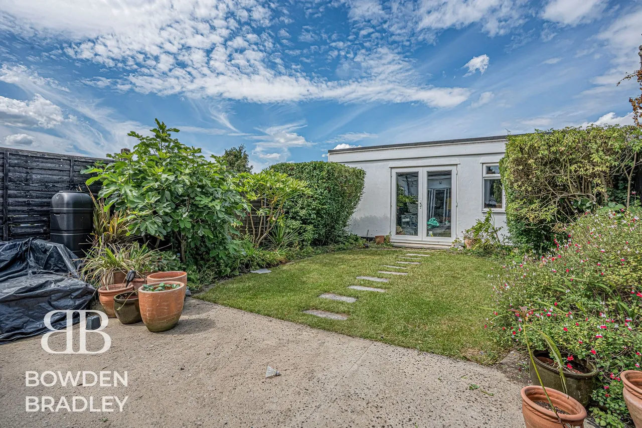 Stradbroke Grove, Clayhall, IG5, photo 3