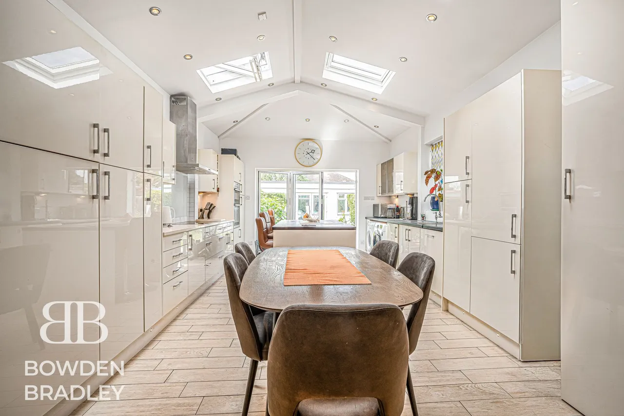 Stradbroke Grove, Clayhall, IG5, photo 8
