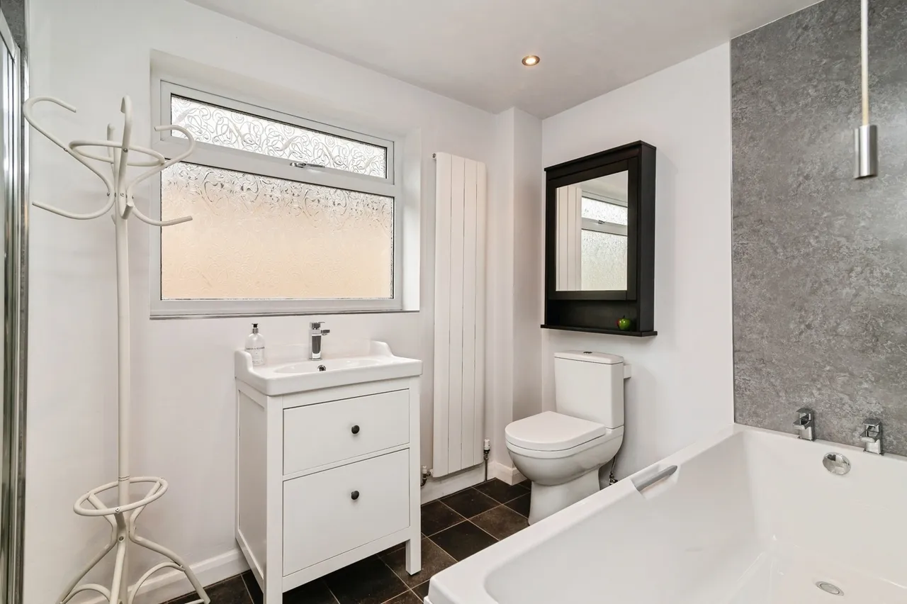 Newlands Drive, NOTTINGHAM, Nottinghamshire, NG4, photo 17