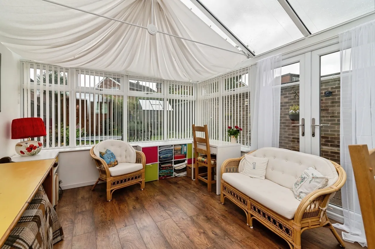Newlands Drive, NOTTINGHAM, Nottinghamshire, NG4, photo 7