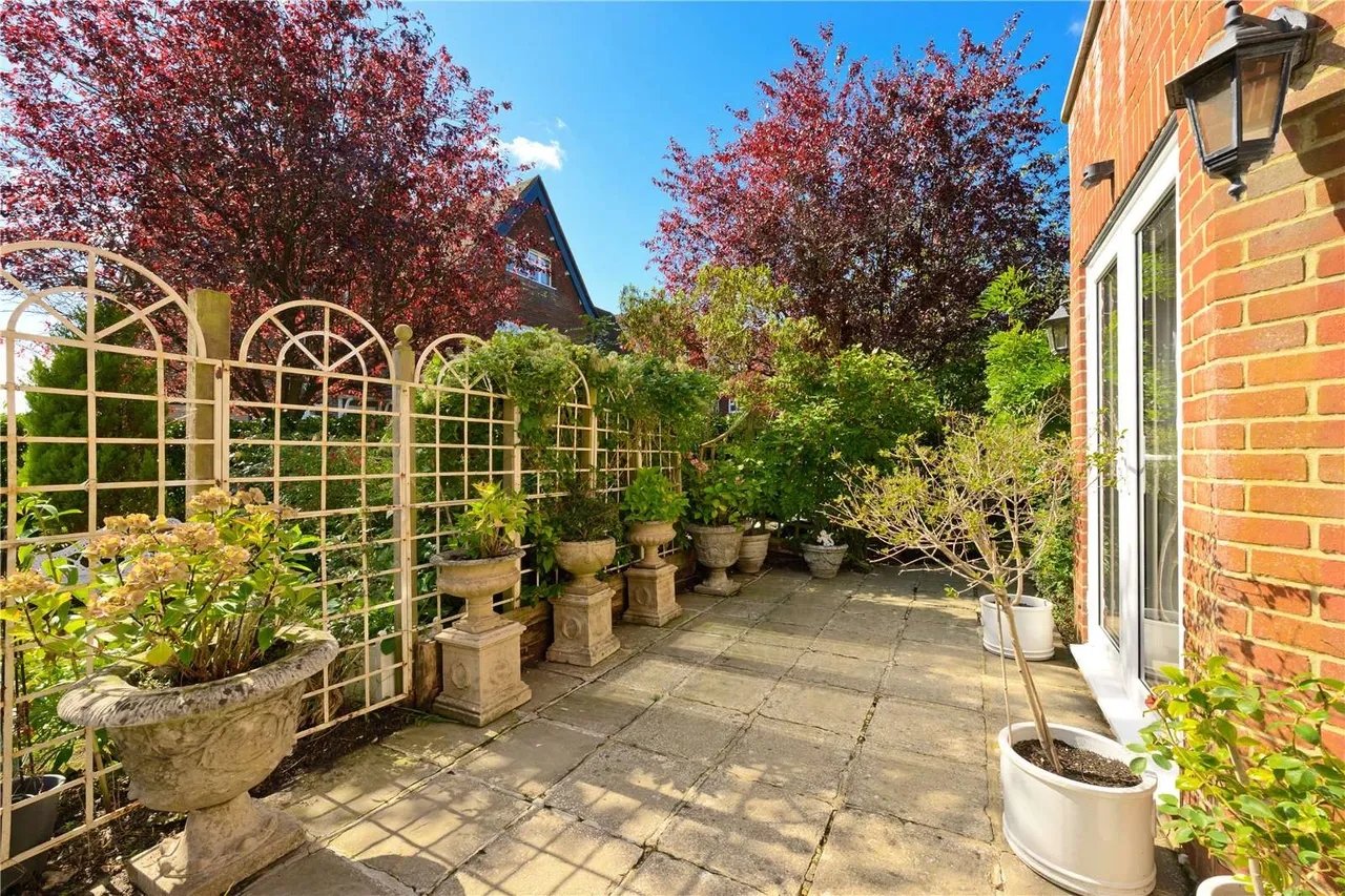 Eyhurst Park, Outwood Lane, Kingswood, Tadworth, KT20 6JR, photo 11