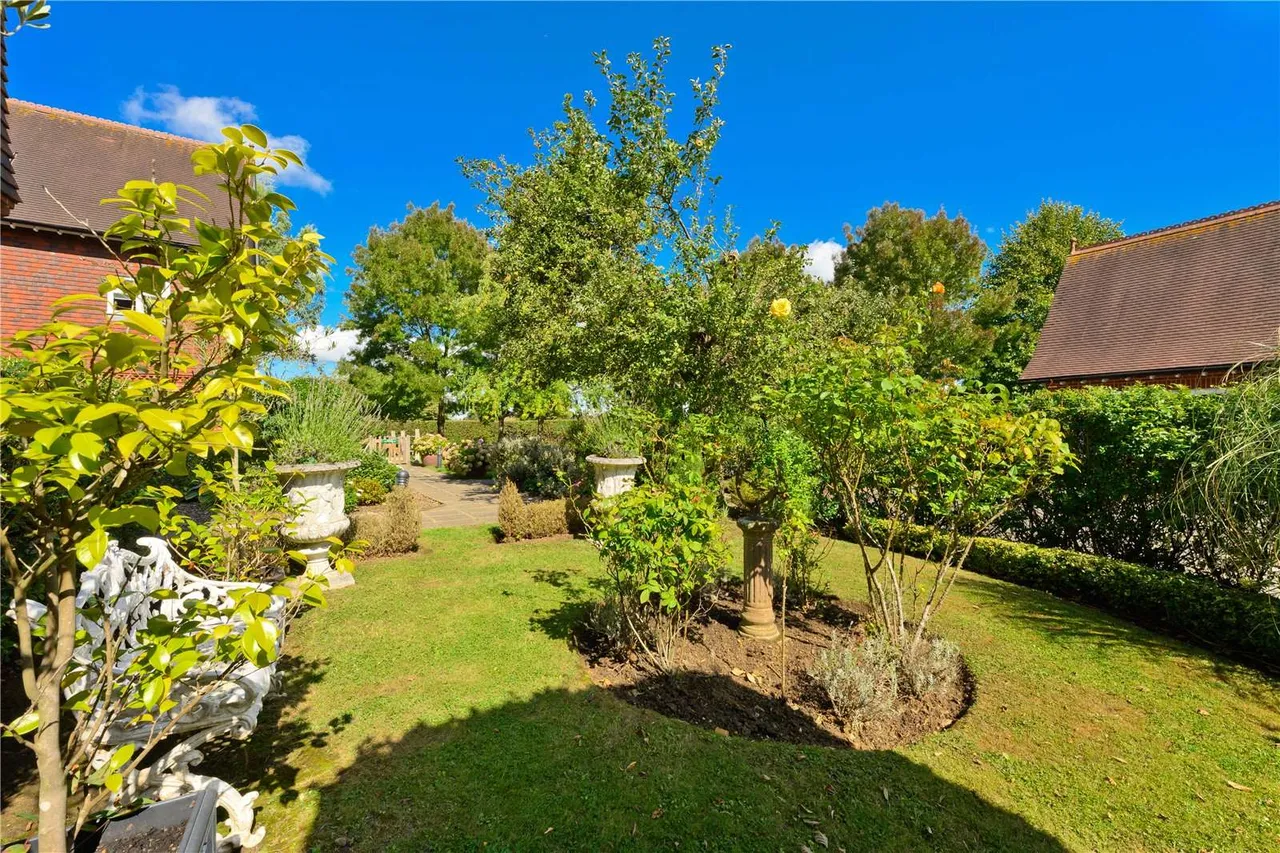 Eyhurst Park, Outwood Lane, Kingswood, Tadworth, KT20 6JR, photo 12