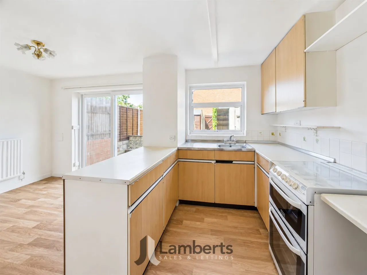 67 Eldorado Close, Studley, photo 2