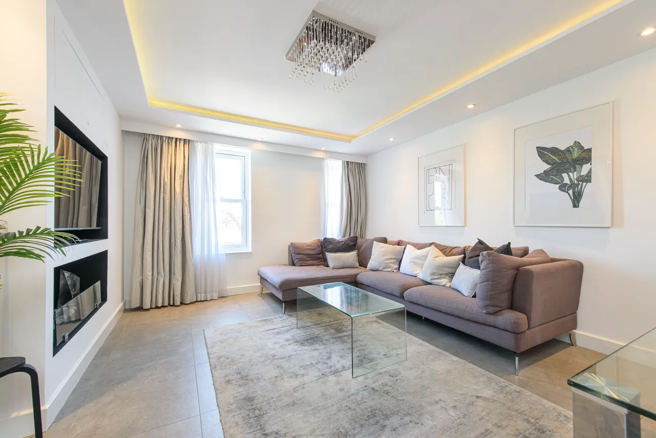 5 Hylmary Court, Woodstock Road, London, photo 2