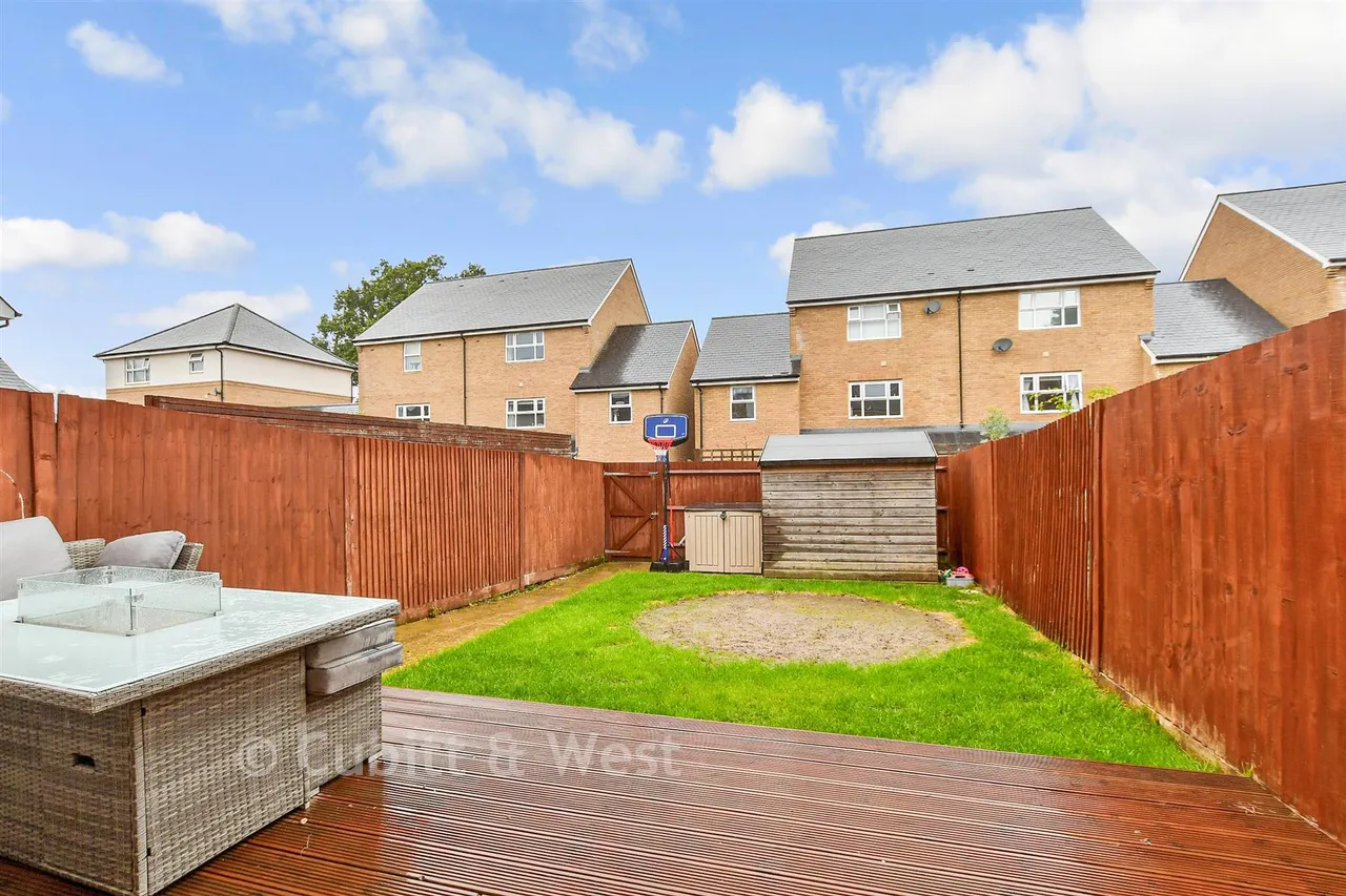 Olive Close, Horsham, RH12, photo 2