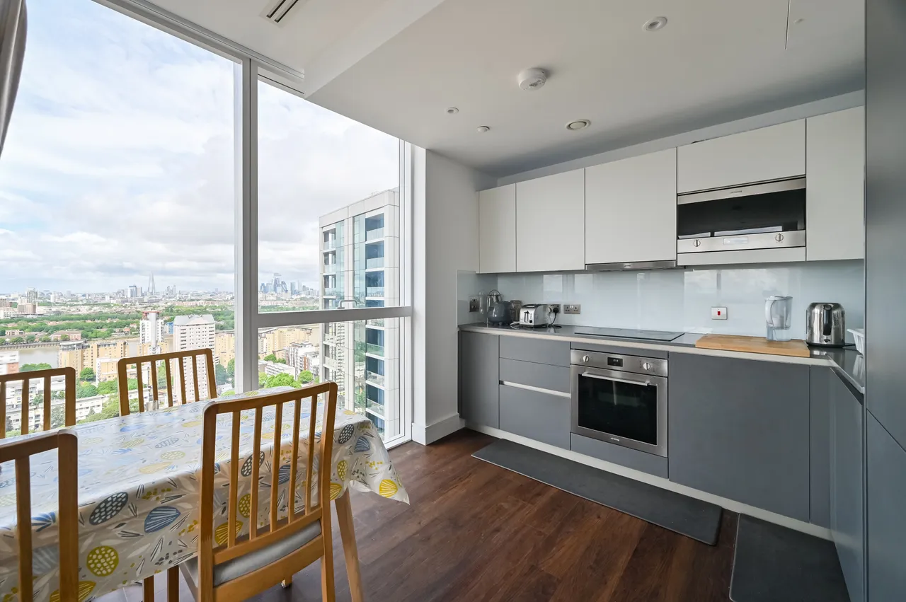 London, E14, photo 3