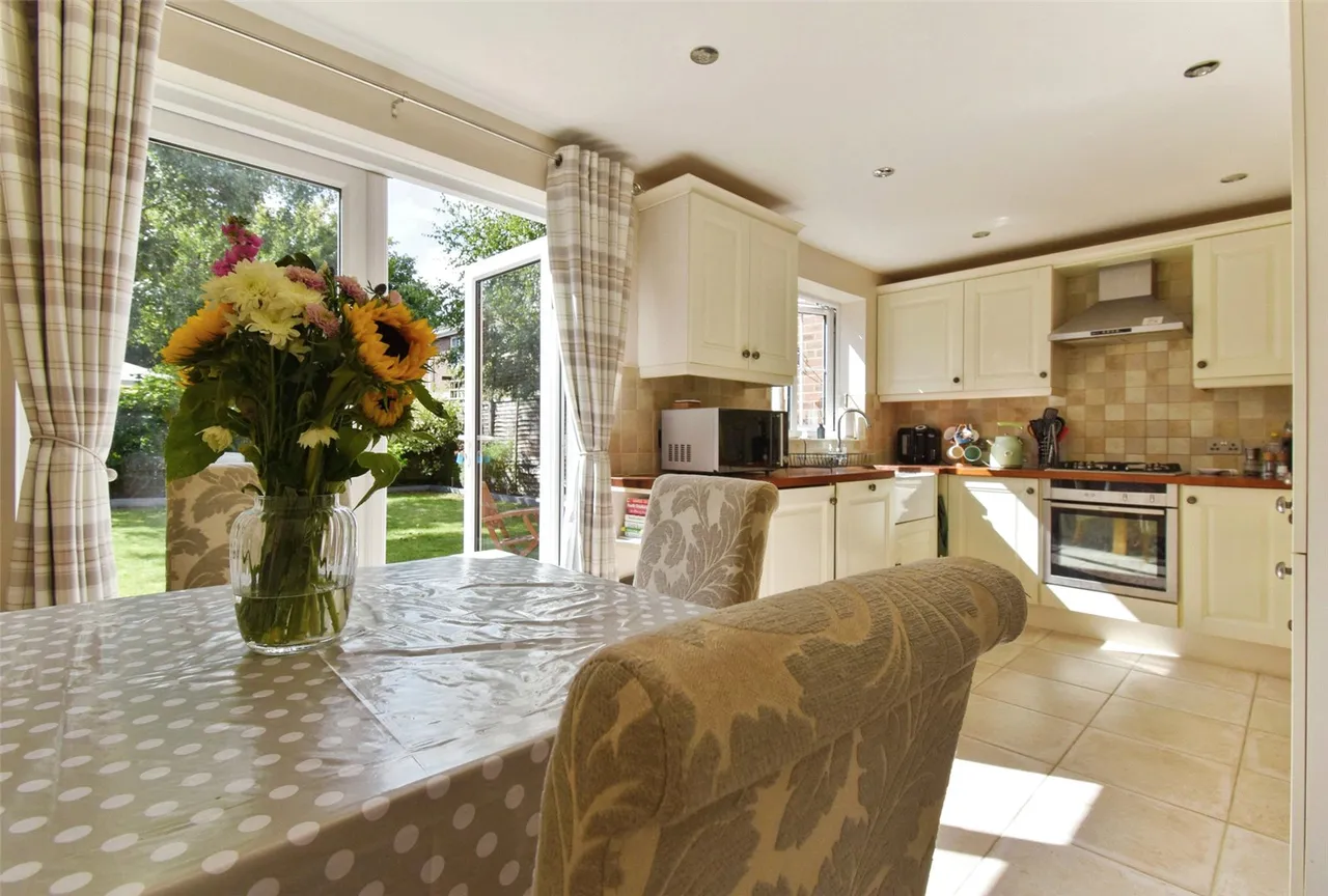 Fontwell Close, Aldershot, Hampshire, GU12 4XE, photo 3