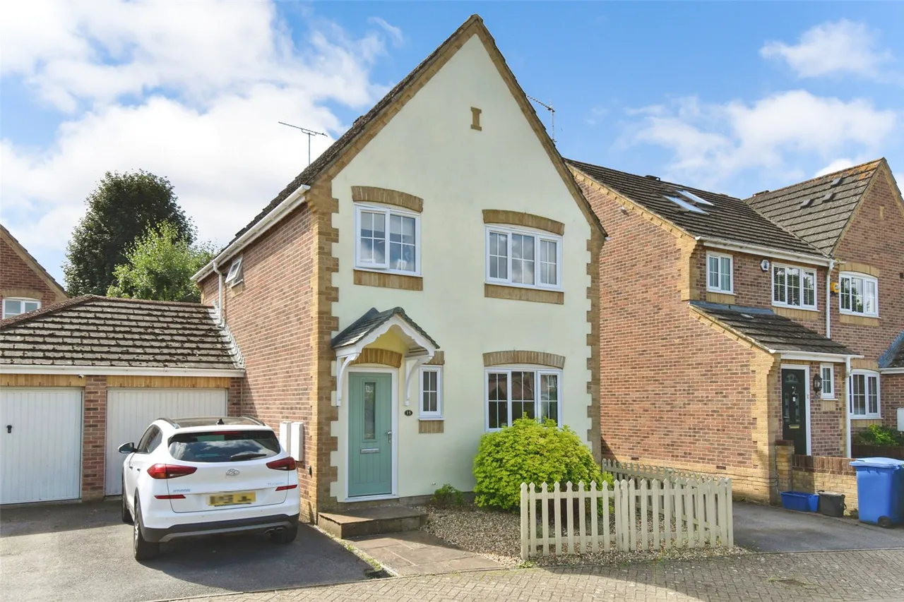 3 bed house for sale — Fontwell Close, Aldershot, Hampshire, GU12 4XE