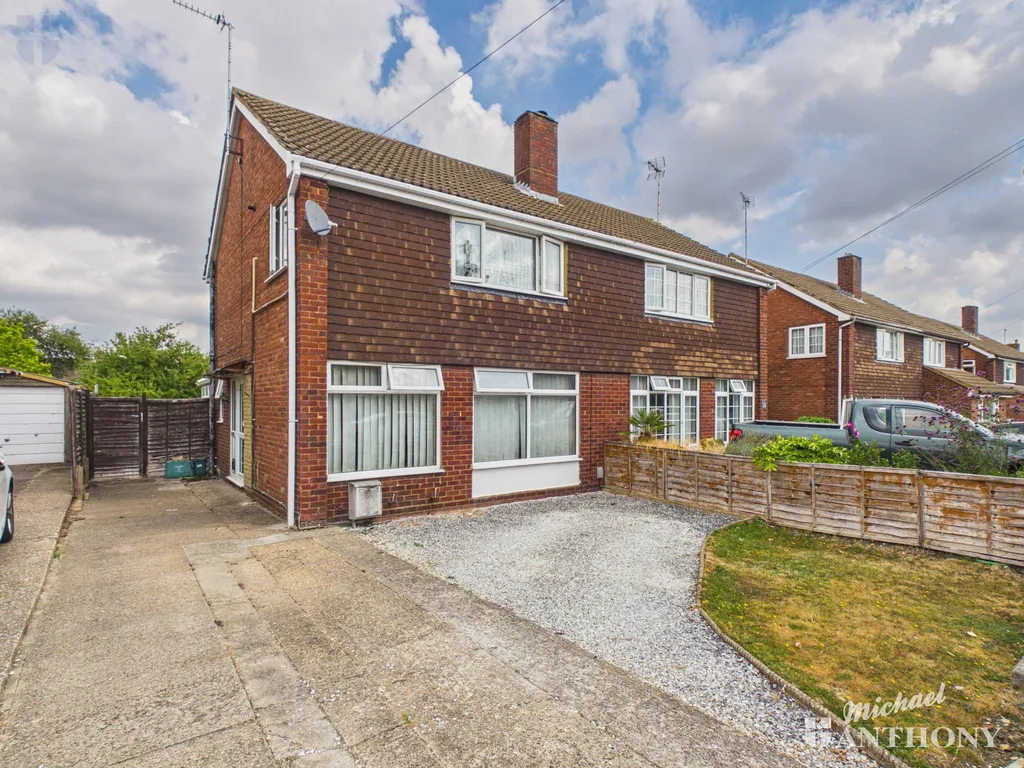 3 bed house for sale — Aplin Road, Aylesbury, HP21 9BT