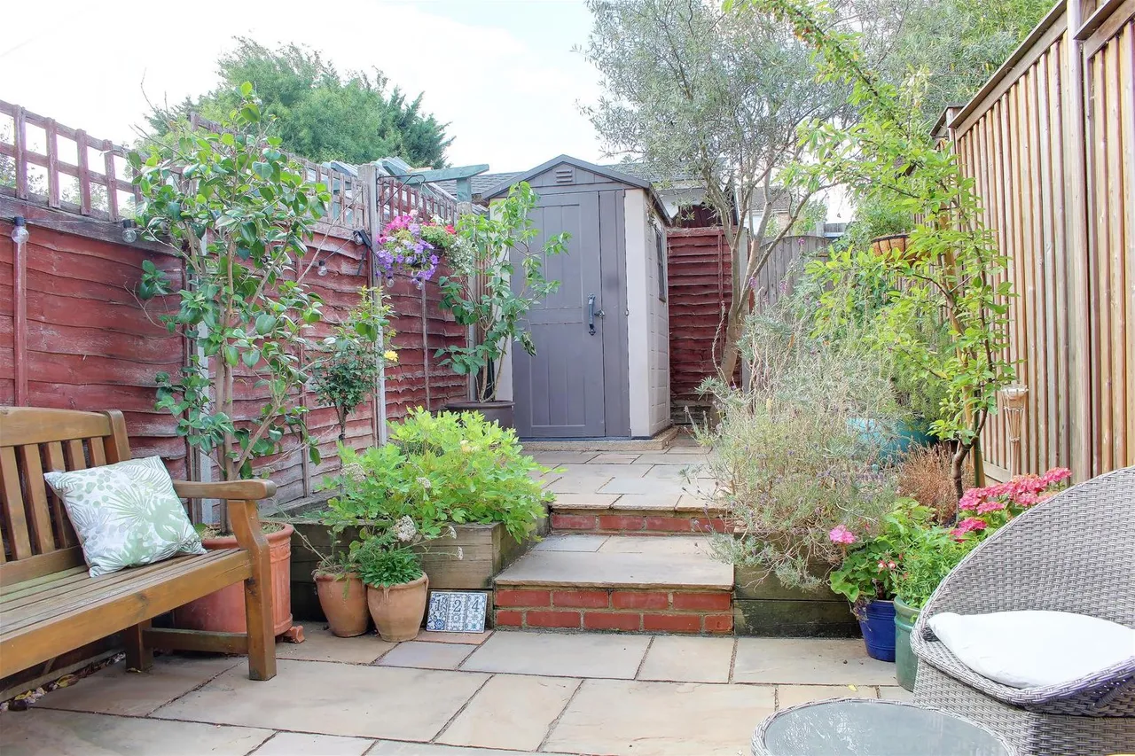 Quakers Lane, Potters Bar EN6 1RG, photo 24