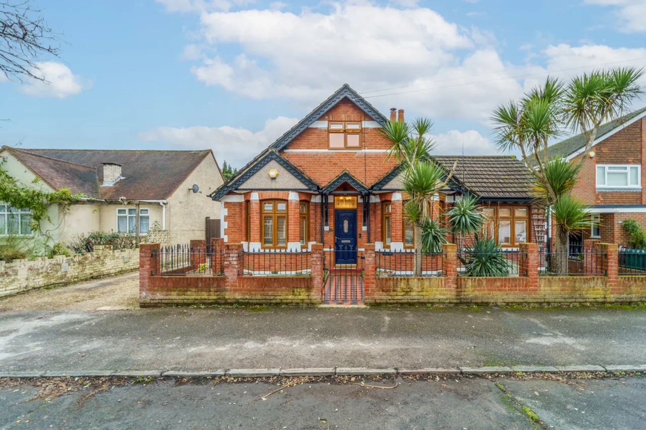 4 bed house for sale, Warwick Road, Ashford