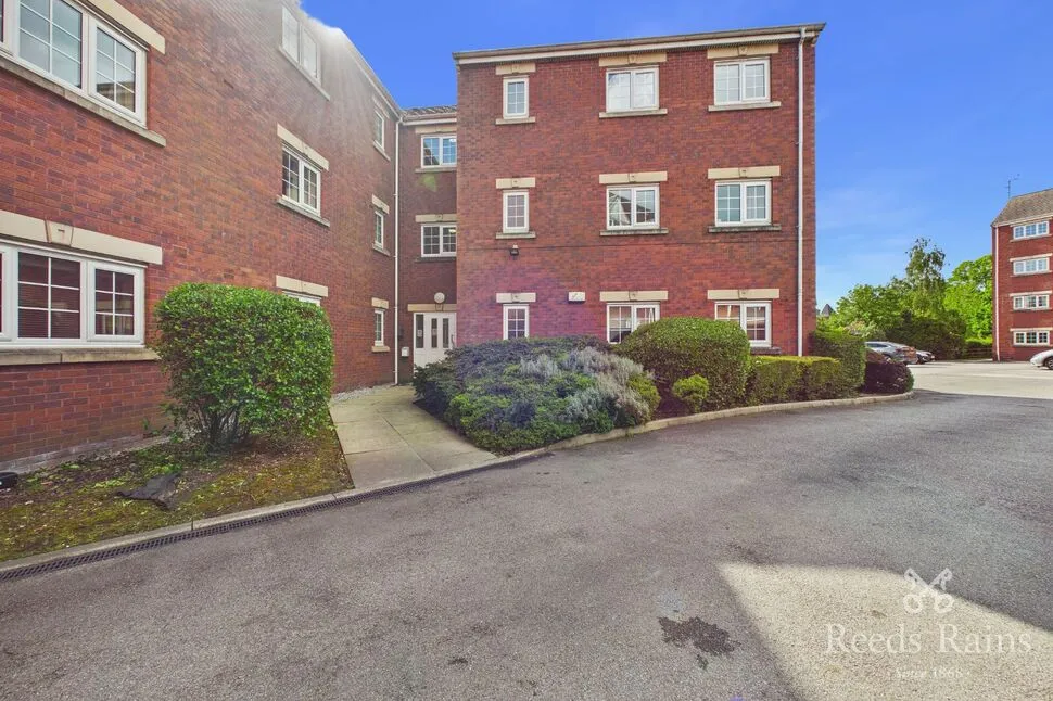 2 bed flat for sale — Castle Lodge Square, Rothwell, West Yorkshire, LS26