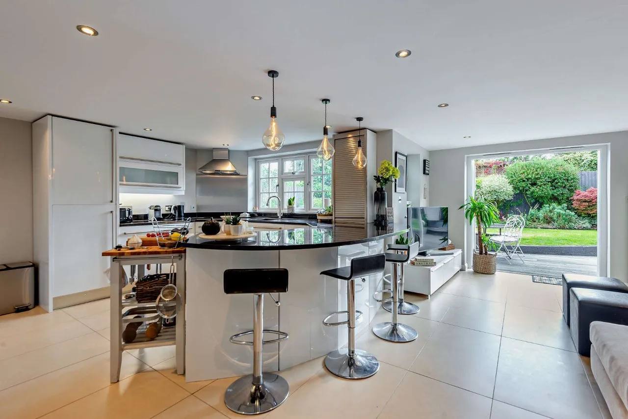 Warfield Street, Warfield, RG42, photo 2