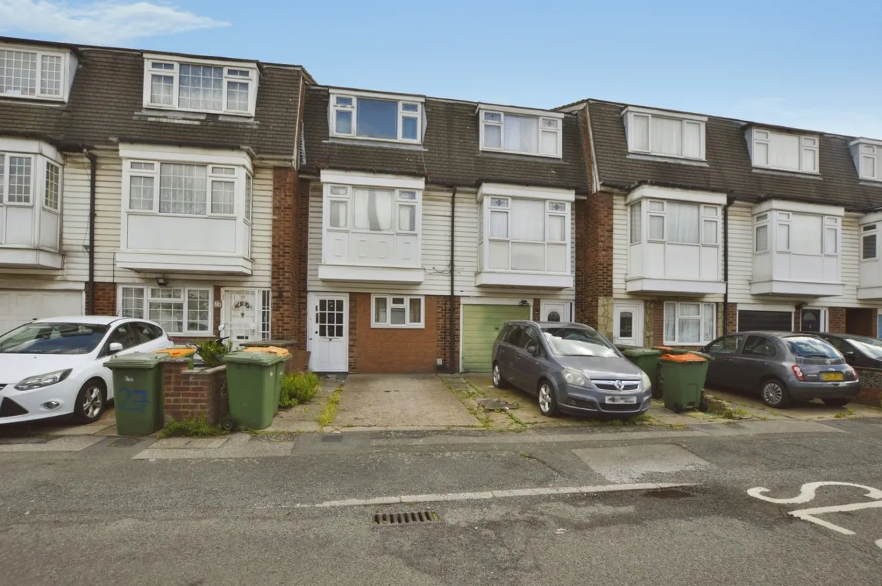 4 bed house for sale — Croombs Road, London