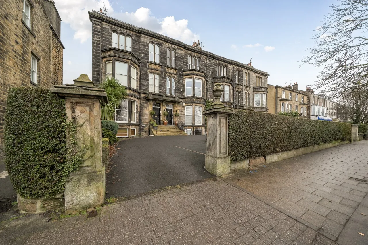 2 bed flat to rent, York Place, Harrogate, HG1