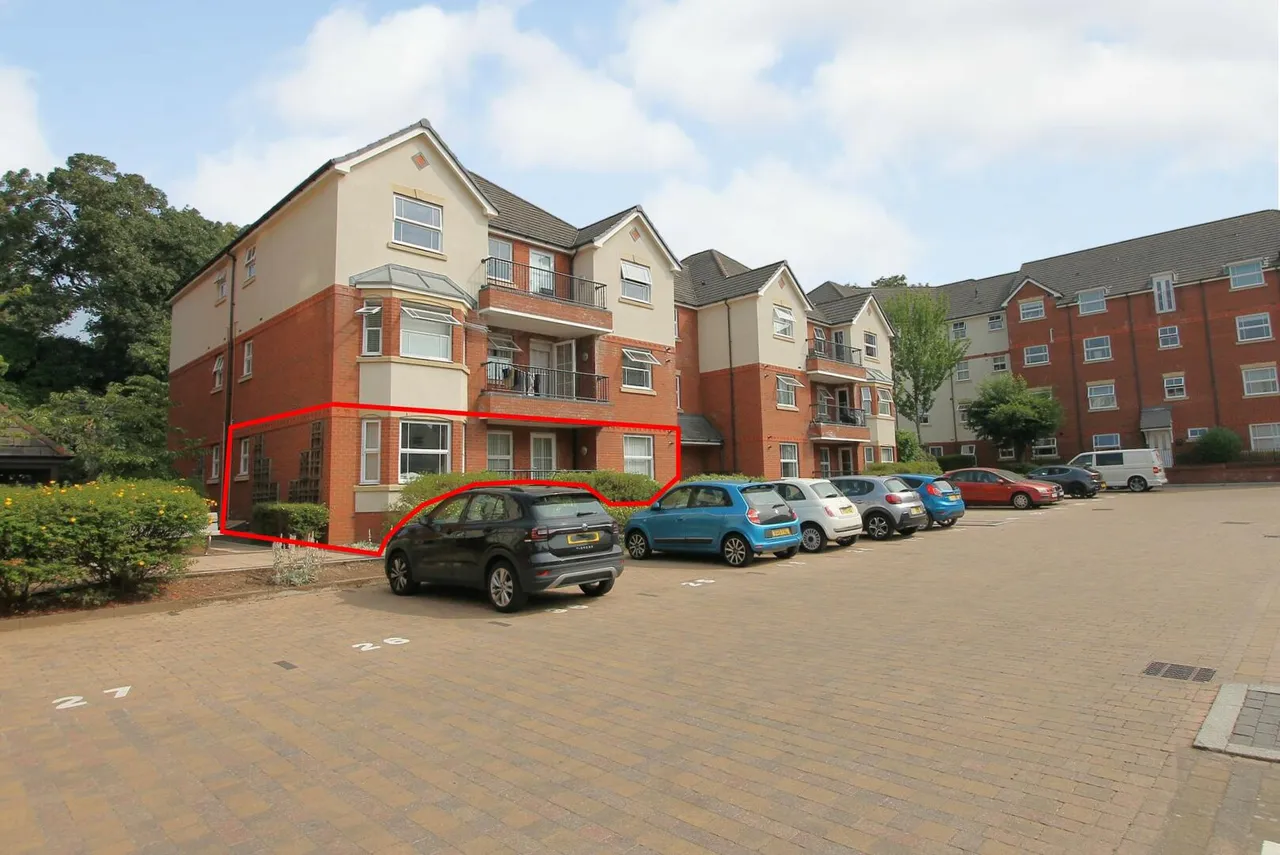 2 bed flat for sale — Trefoil Gardens, Amblecote, Stourbridge