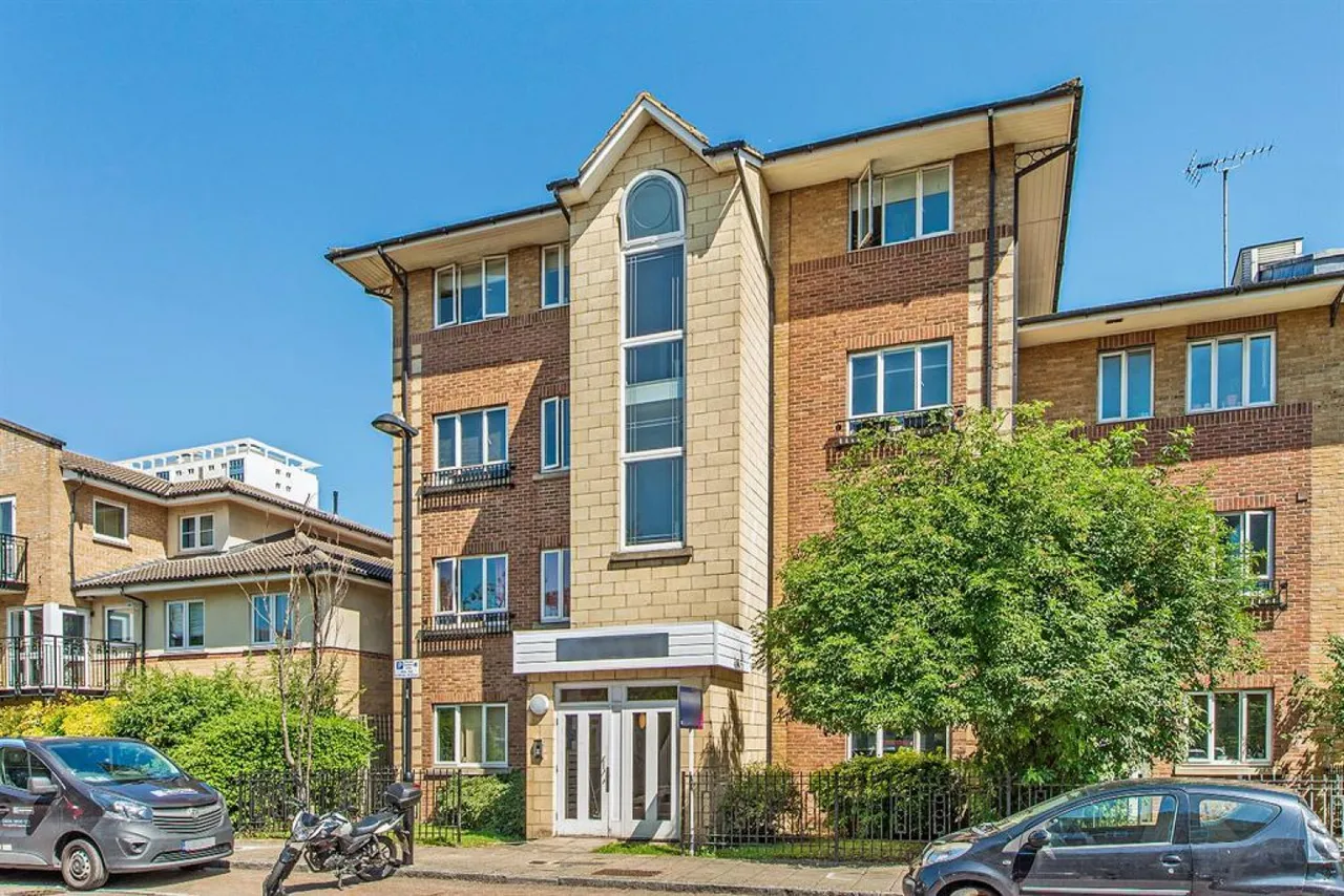 1 bed flat for sale — Celandine Drive, Hackney, E8