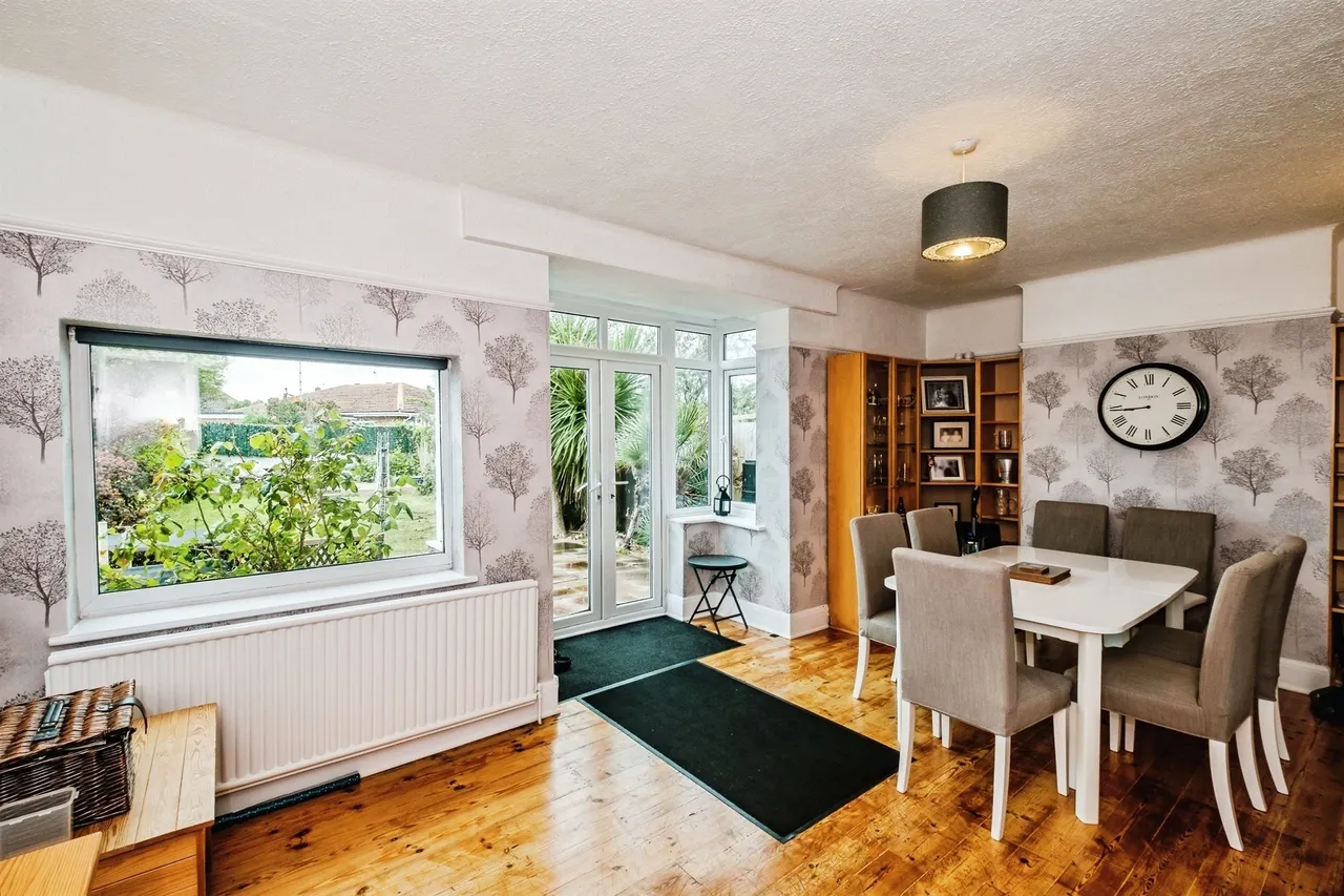 Seamill Park Crescent, Worthing, photo 2